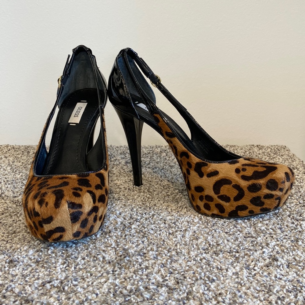🔥Guess high heels in leopard spot and black.